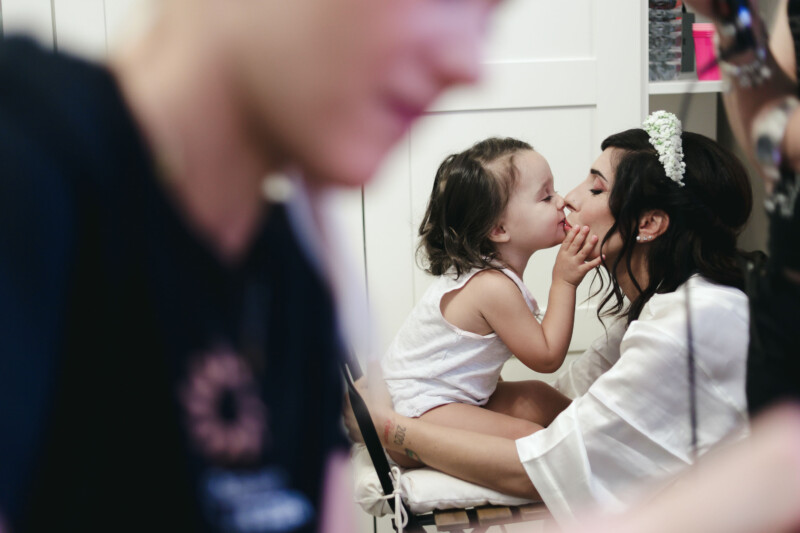 preparazione sposa insieme alla sua bimba fotografo roma reportage