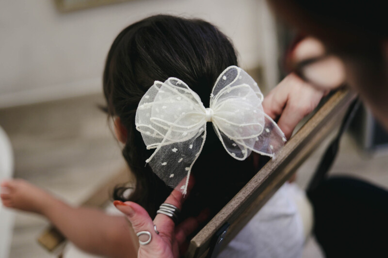 preparazione sposa insieme alla sua bimba fotografo matrimonio roma reportage