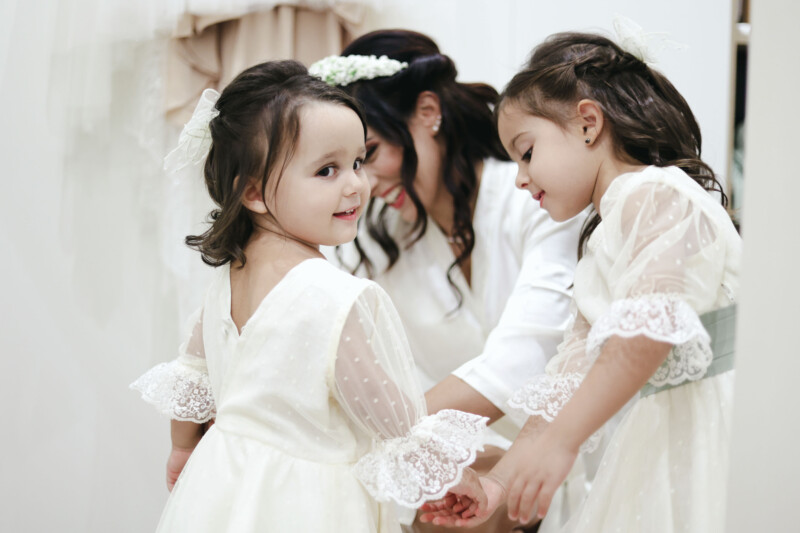 preparazione sposa insieme alla sua bimba fotografo matrimonio roma reportage