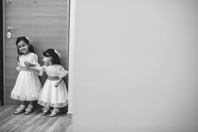 preparazione sposa insieme alla sua bimba fotografo matrimonio roma reportage