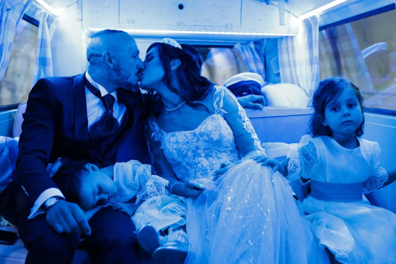 gli sposi insieme alle bimbe dentro pulmino vintage fotografo matrimonio roma