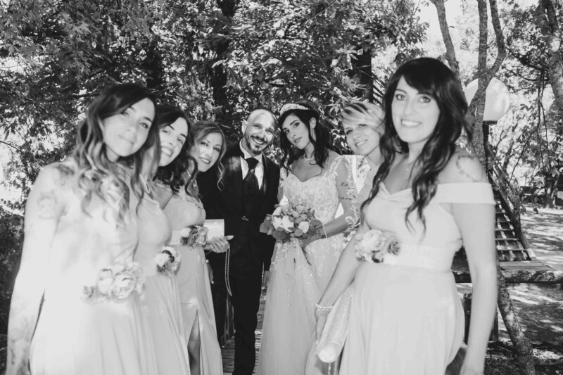 sposi con damigelle fotografo matrimonio carsoli