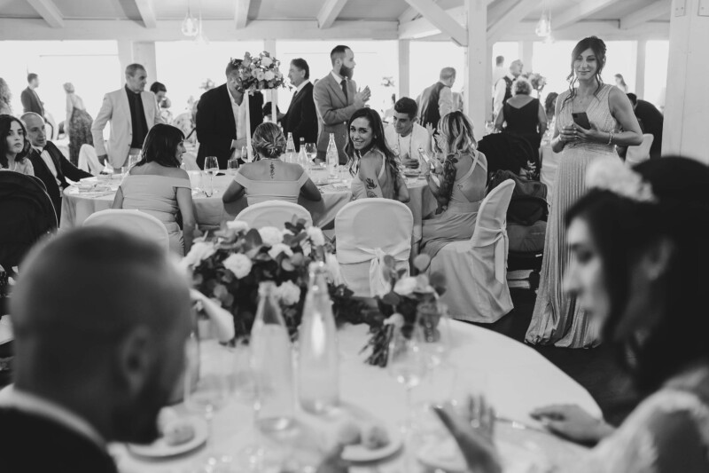 damigella durante il pranzo degli sposi fotografo reportage matrimonio roma
