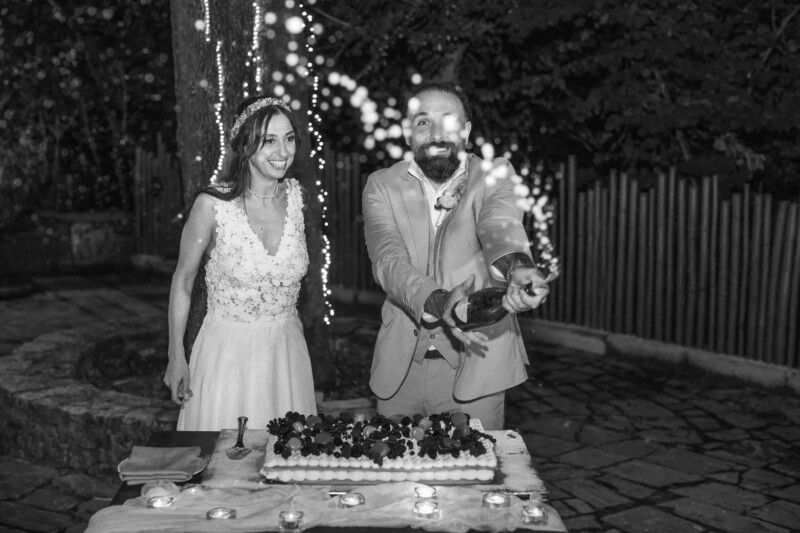 sposi taglio della torta location fotografo matrimonio roma scandriglia